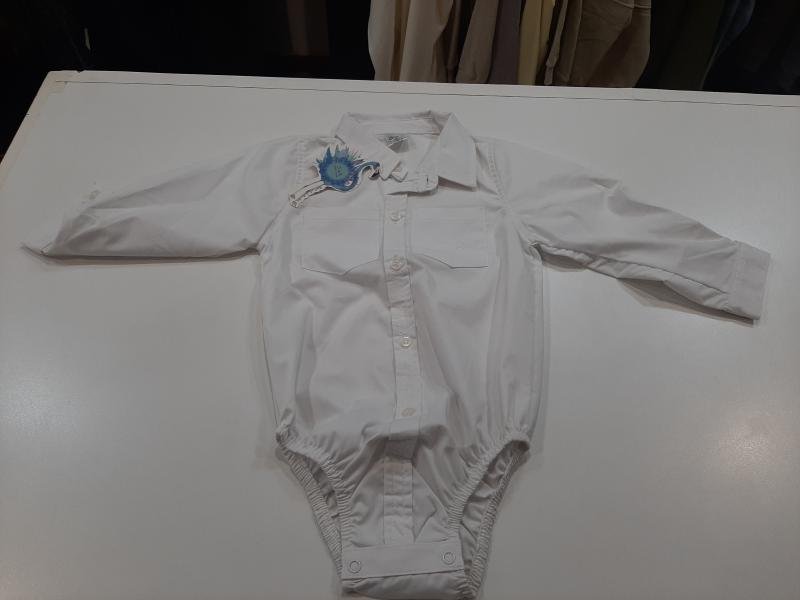 BODY CAMISA DE POPLIN LISO, CON BOTONES EN CARTERA, BOLSILLOS