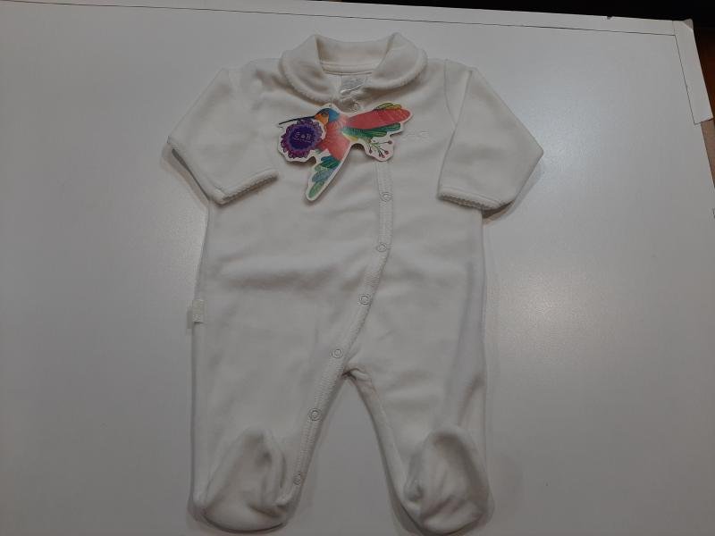 ENTERITO PLUSH LISO CON CUELLO BABY ABERTURA FRONTAL C/ LOGO Y PICOT CRUDO T.6.M