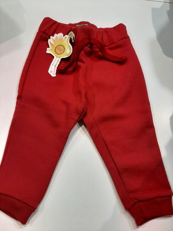 BABUCHA DE FRISA CON BOLSILLOS TRASEROS CON REMACHE ROJO T.024M
