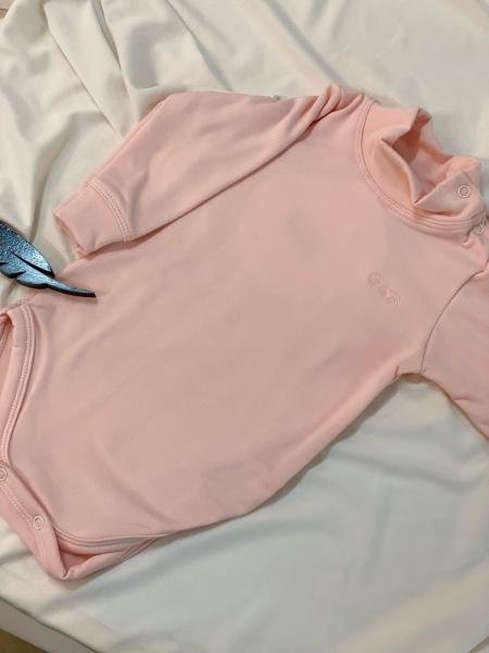 BODY CABECITA NEGRA TERMICO LISO CON CUELLO MEDIA POLERA ROSA T.12.M