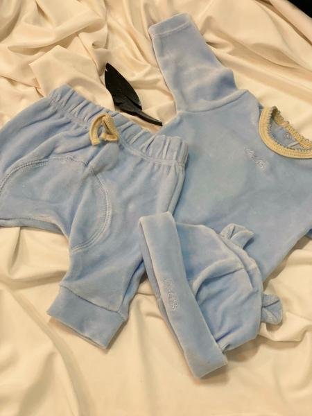 CONJUNTO PECHO AMARILLO BABITA, PANTALON Y GORRITO PLUSH T.0.M