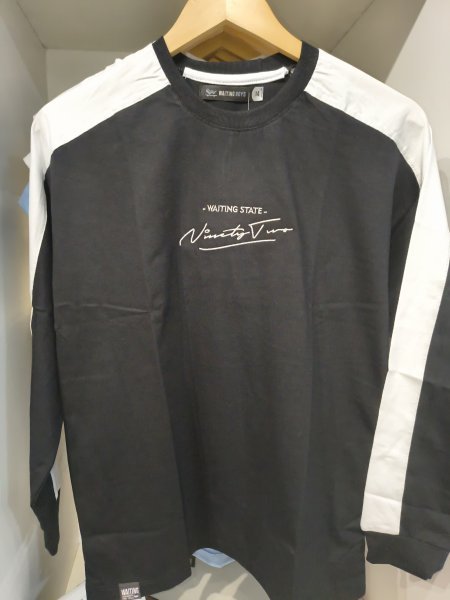 REMERA NEGRA OVER M/L CON RECORTE MANGAS T:18